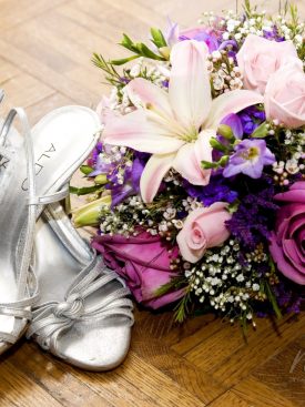 Poročni šopek in poročni čevlji