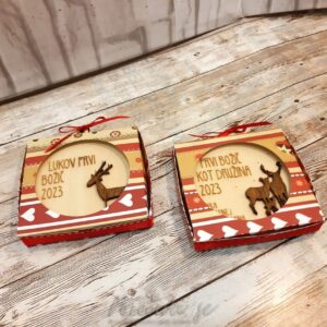 Lesene ploščice z napisom Prvi božič kot družina