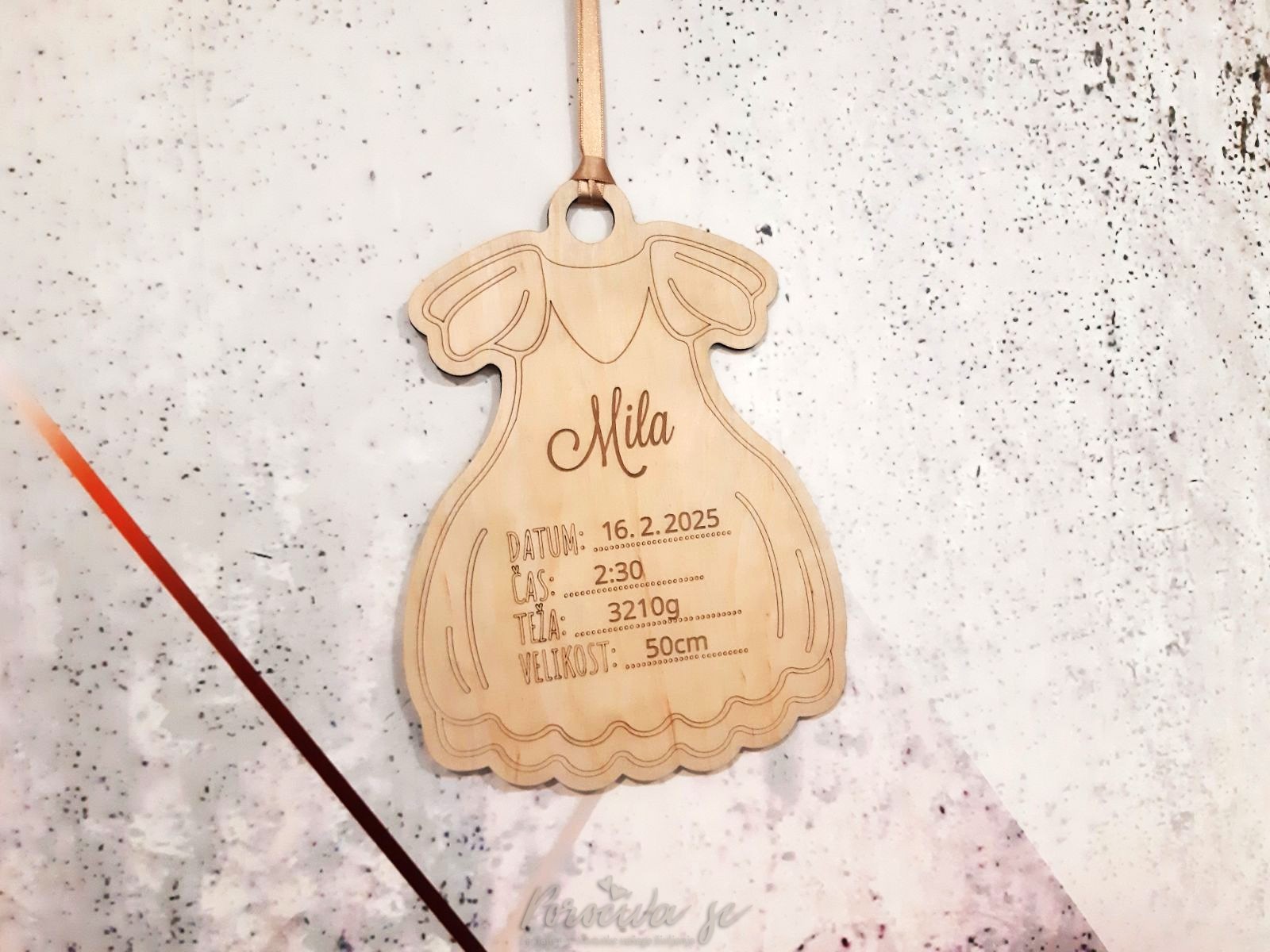 Lesena oblekica Mila